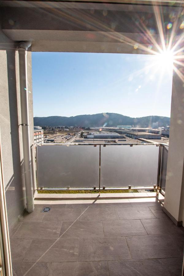 Follow The Sun - 4 Person Apartment Bar Exterior photo
